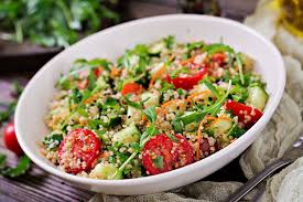 Un bol con una colorida ensalada de quinoa y verduras frescas