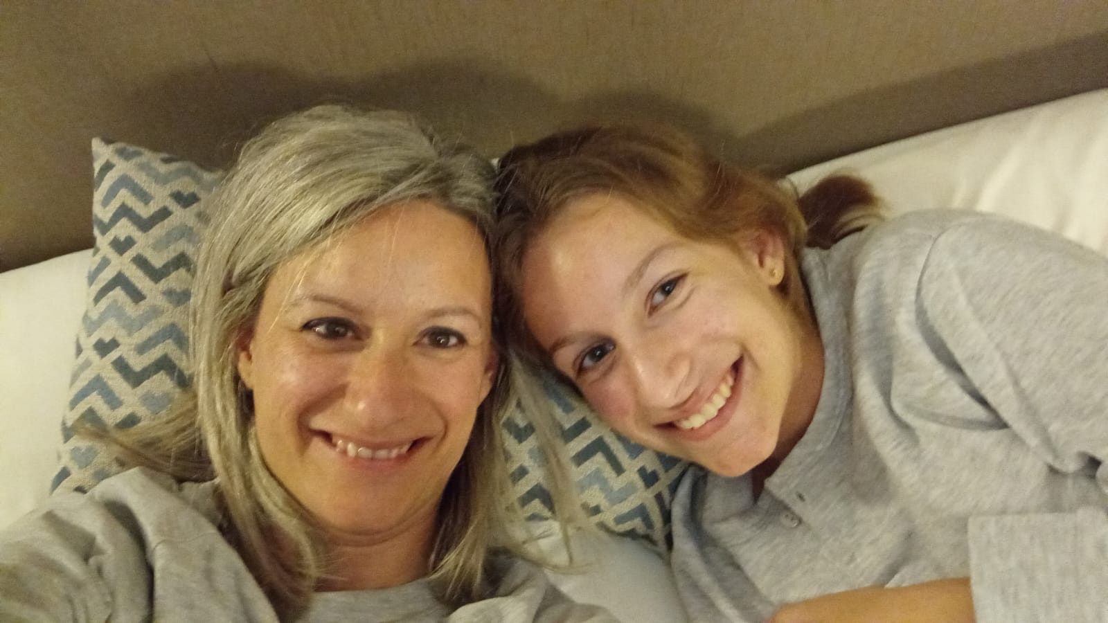 Retrato de Ali y Judith, madre e hija, sonriendo en la cocina.