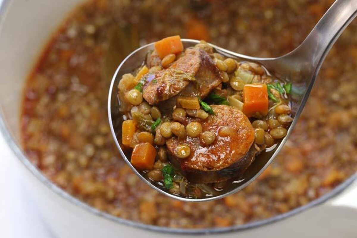 Un plato hondo con lentejas guisadas tradicionales