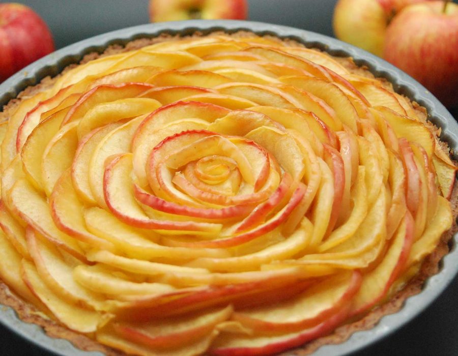 Un trozo de tarta de manzana creativa con una bola de helado.